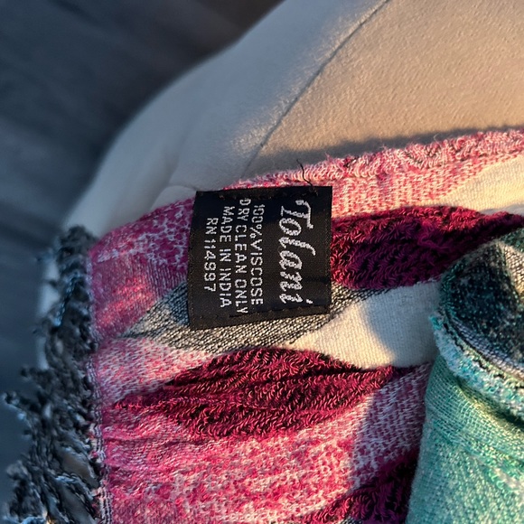 Gorgeous Tolani scarves - Picture 4 of 4